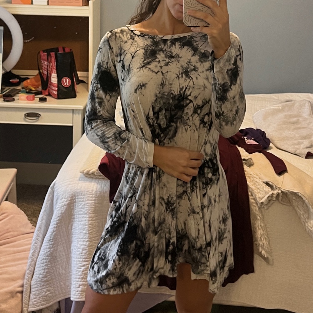 Black and white tie-dye long sleep shirt dress